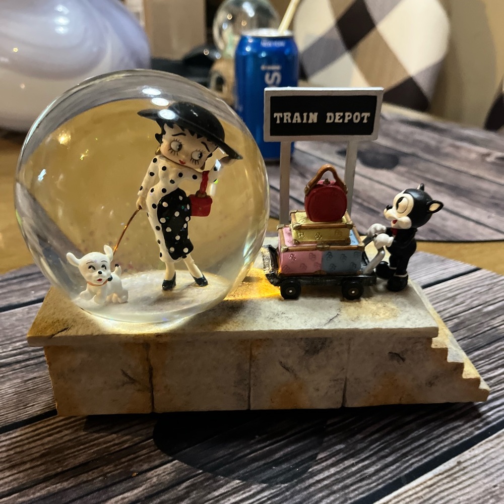 Betty Boop Train Station Musical Snowglobe